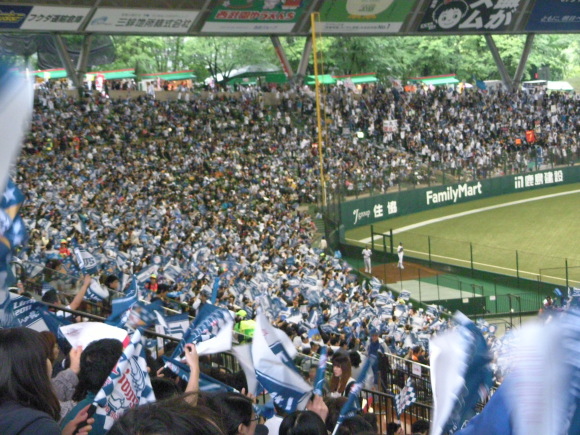 タイムリーに沸き立つ埼玉西武ライオンズファンたちのフラッグによる応援